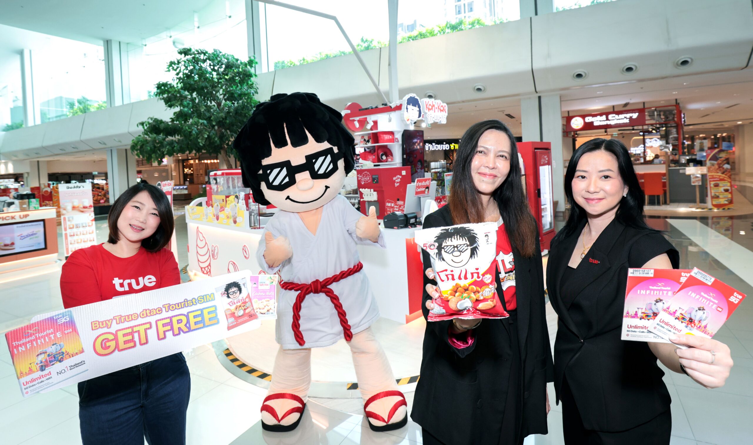 ทรู x โก๋แก่ เติมสีสันการเริ่มต้นทริปเมืองไทย กับ “Stay Connected, Stay Crunchy” เชื่อมต่อทุกการเดินทางกับ Thailand’s No.1 Tourist SIM พร้อมรับฟรี! โก๋แก่ มันทุกเม็ด ถั่วอร่อยสำหรับคนทุกเจนทั่วโลก ให้ได้สัมผัสเสน่ห์รสชาติไทยตั้งแต่ก้าวแรก  เมื่อซื้อ True dtac Tourist SIM 499 บาทขึ้นไป