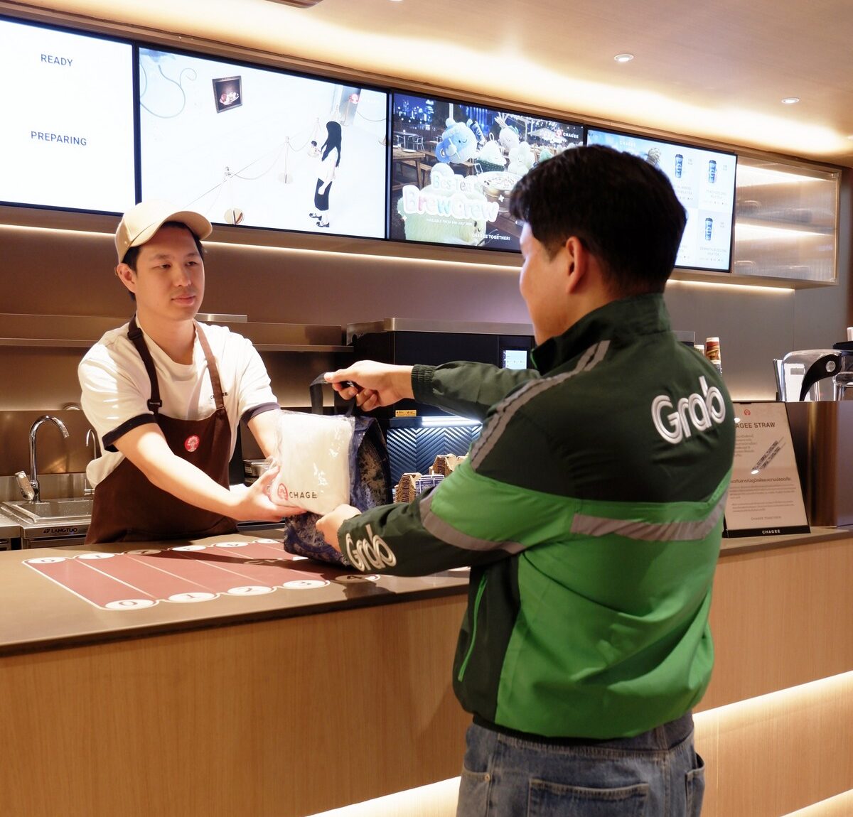 CHAGEE จับมือ GrabFood ชวนผู้บริโภคเปลี่ยนทุกออร์เดอร์เป็น “เสื้อกันฝน”  ให้พี่คนขับแทนคำขอบคุณและเติมพลังใจให้พร้อมส่งมอบชาแก้วโปรด