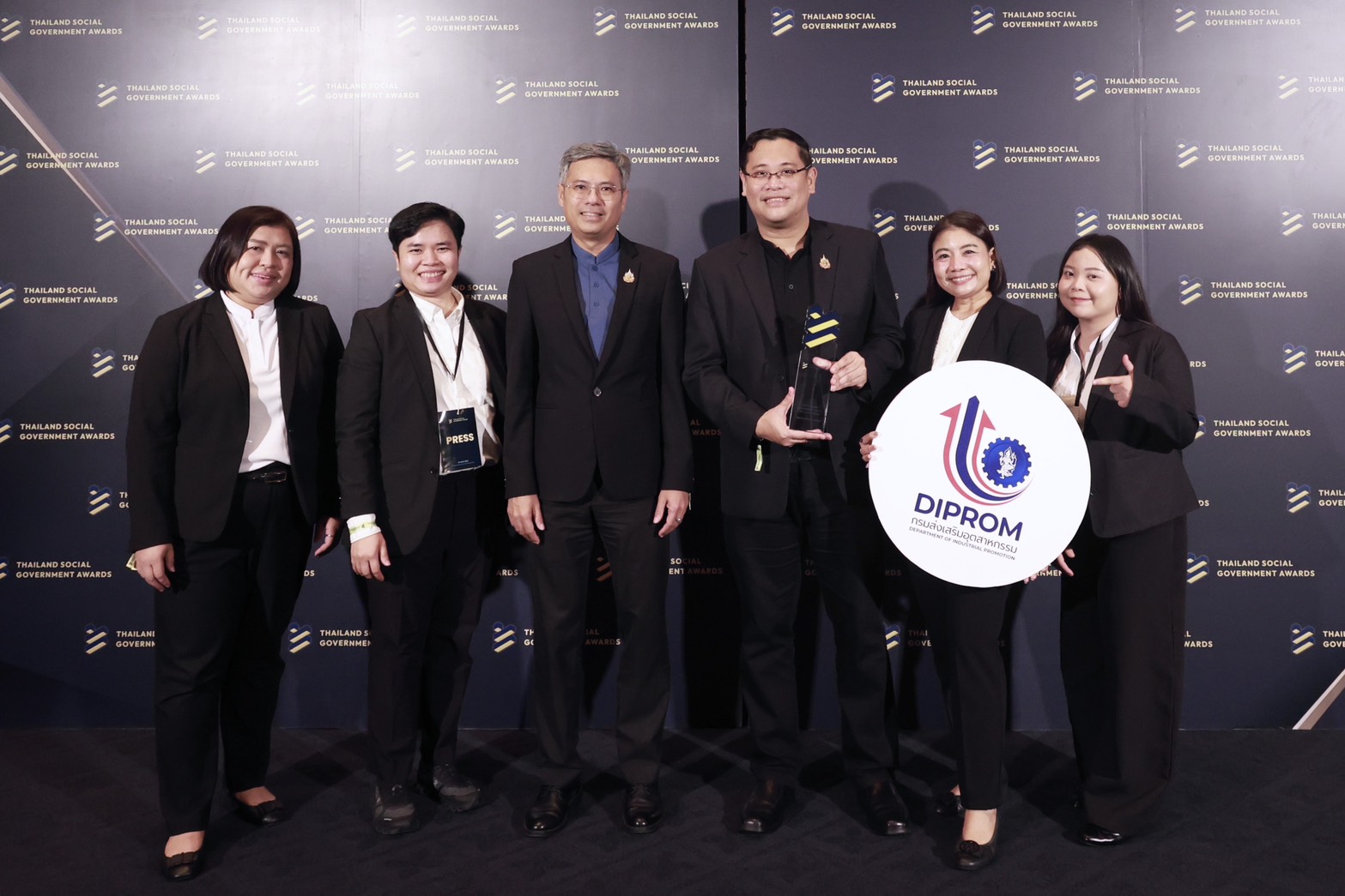 “ดีพร้อม” คว้ารางวัล Outstanding Government Entity on Social Media เดินหน้า 4 แนวทาง ยกระดับสื่อสาร ให้ประชาชนเข้าถึงข้อมูล บริการ และโอกาสได้ง่ายขึ้น