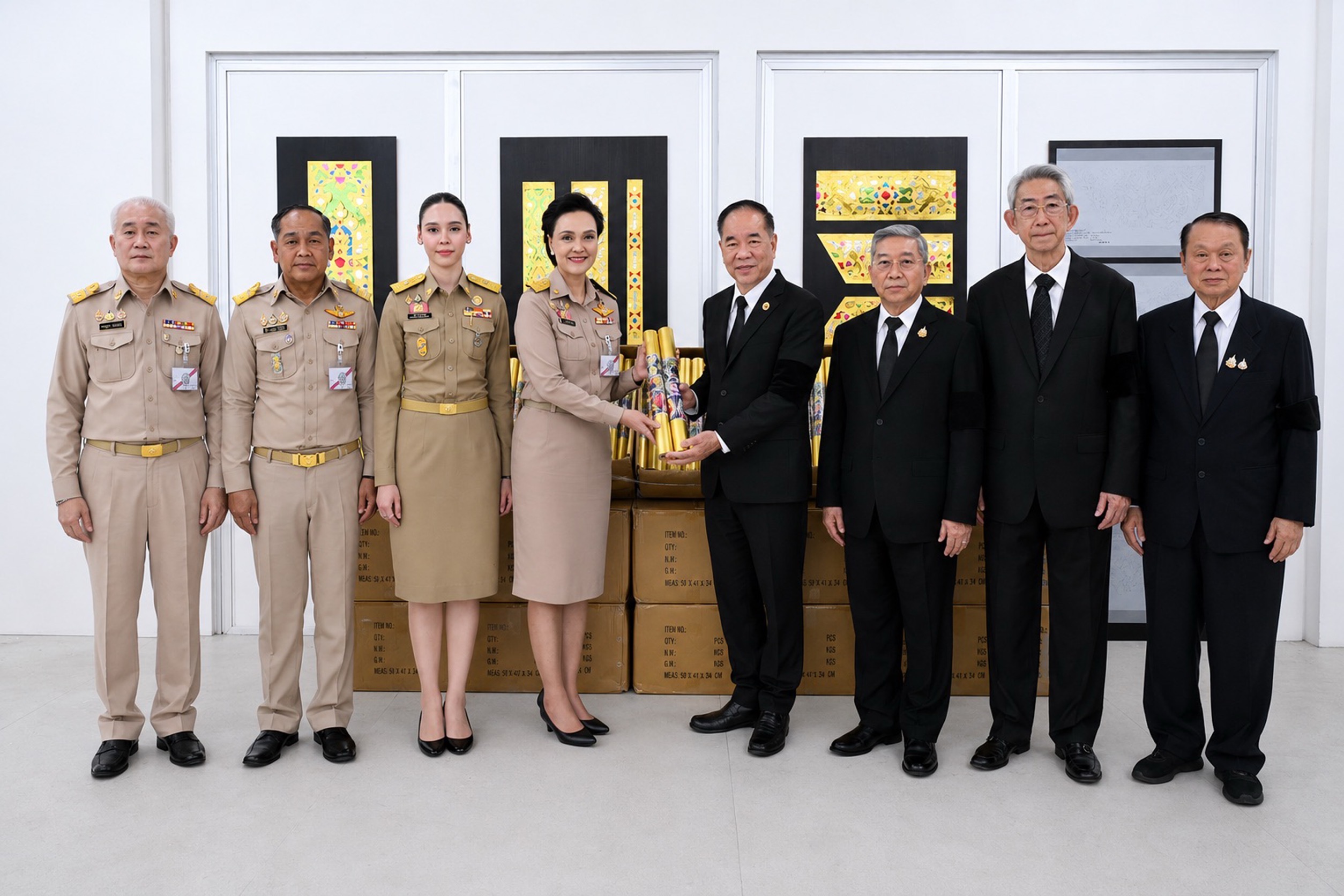 สมาคมวิเทศพาณิชย์ไทย-จีน มอบกระดาษทองย่น สนับสนุนการจัดสร้างพระเมรุมาศ ถวายเป็นพระราชกุศลแด่ สมเด็จพระนางเจ้าสิริกิติ์พระบรมราชินีนาถ พระบรมราชชนนีพันปีหลวง