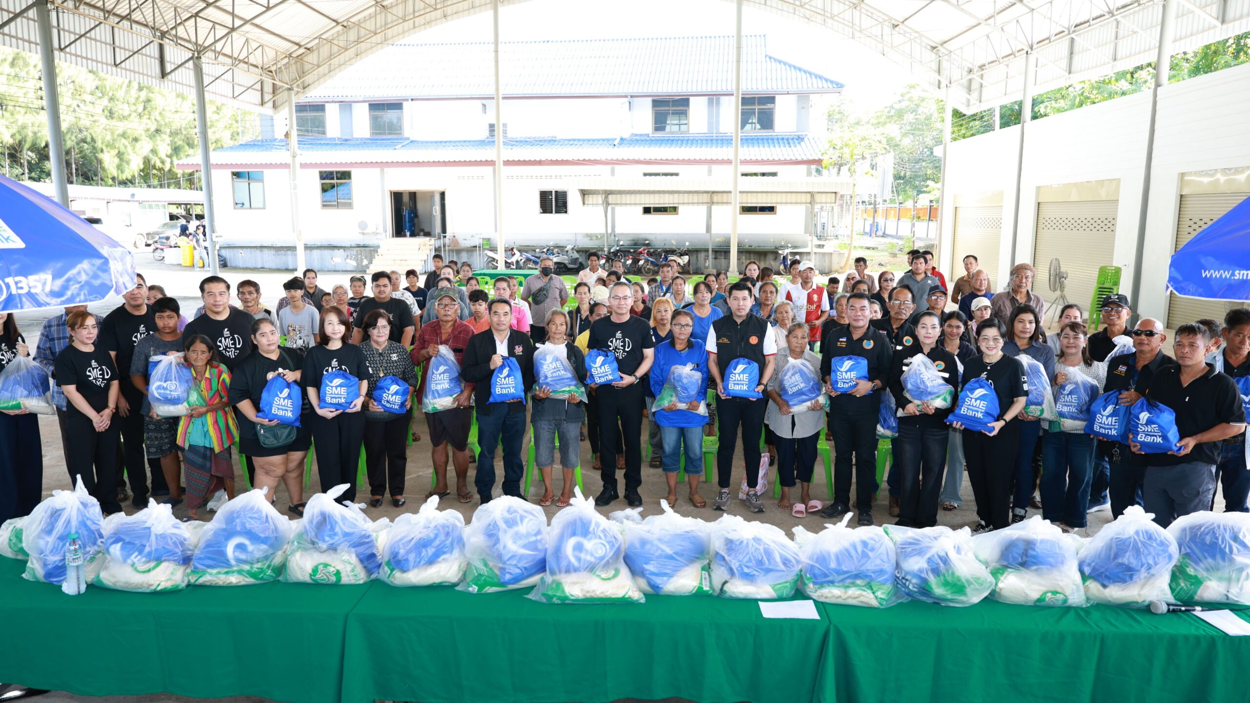 SME D Bank ห่วงใยลูกค้าประสบภัยน้ำท่วม ลงพื้นที่เยี่ยมให้กำลังใจ  พร้อมมอบ “ถุงน้ำใจ” บรรเทาความเดือดร้อนแก่ประชาชนในพื้นที่