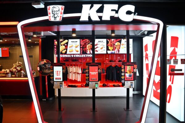 “คิวเอสเอ” เปิดตัว “เคเอฟซี สยามเซ็นเตอร์” สาขาต้นแบบแห่งแรกในไทย นำร่องโมเดล QXR ยกระดับร้านอาหารบริการด่วนสู่ประสบการณ์รูปแบบใหม่ ชูเทคโนโลยีผสานการบริการที่ใส่ใจ ขับเคลื่อน KFC New Era