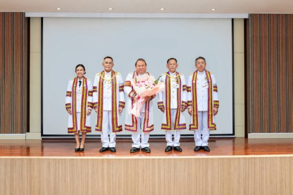 พุฒิพงศ์ ปราสาททองโอสถ รับพระราชทานปริญญาดุษฎีบัณฑิตกิตติมศักดิ์ สาขาการจัดการการท่องเที่ยวและการบริการ จากมหาวิทยาลัยราชภัฏอุบลราชธานี