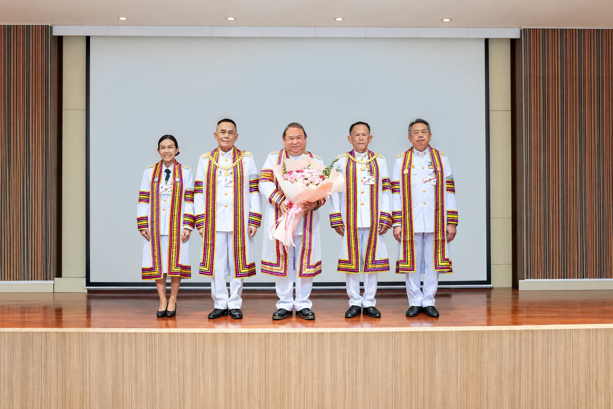 พุฒิพงศ์ ปราสาททองโอสถ รับพระราชทานปริญญาดุษฎีบัณฑิตกิตติมศักดิ์ สาขาการจัดการการท่องเที่ยวและการบริการ จากมหาวิทยาลัยราชภัฏอุบลราชธานี
