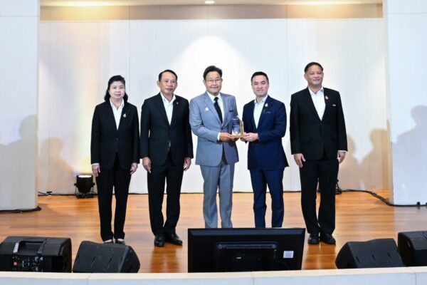 ศุภาลัย คราม เขาเต่า แท็กทีม ศุภาลัย พรีมา วิลล่า และ ปาล์มสปริงส์ รังสิต คลอง 3   คว้าฉลากประหยัดพลังงานเบอร์ 5 จาก กฟผ. ชูการออกแบบใส่ใจพลังงาน พร้อมส่งต่อความคุ้มค่าสู่ลูกบ้าน