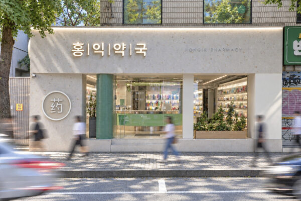 Hongik Pharmacy ปั้นร้านขายยา K-Pharmacy สู่จุดหมายใหม่ของนักท่องเที่ยวในย่านฮงแด ผสานความเชี่ยวชาญของเภสัชกรเข้ากับ K-Beauty และ K-Wellness พร้อมคัดสรรผลิตภัณฑ์และให้คำปรึกษาเฉพาะบุคคล