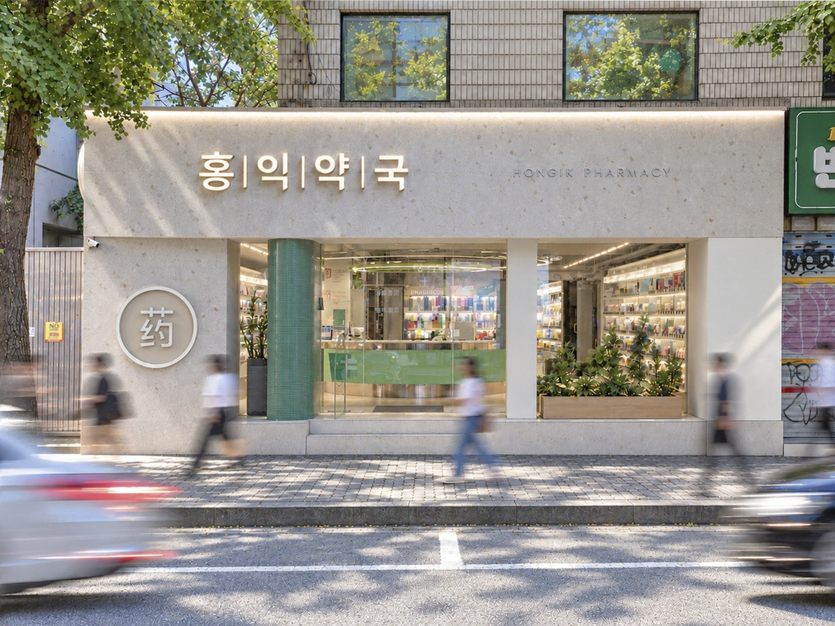 Hongik Pharmacy ปั้นร้านขายยา K-Pharmacy สู่จุดหมายใหม่ของนักท่องเที่ยวในย่านฮงแด ผสานความเชี่ยวชาญของเภสัชกรเข้ากับ K-Beauty และ K-Wellness พร้อมคัดสรรผลิตภัณฑ์และให้คำปรึกษาเฉพาะบุคคล